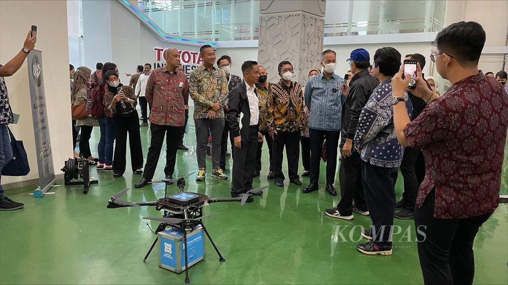 Menteri Perindustrian Agus Gumiwang Kartasasmita meninjau teknologi yang diadopsi pelaku industri dalam Peluncuran Akbar Pusat Industri Digital 4.0 di Jakarta, Selasa (14/3/2023).