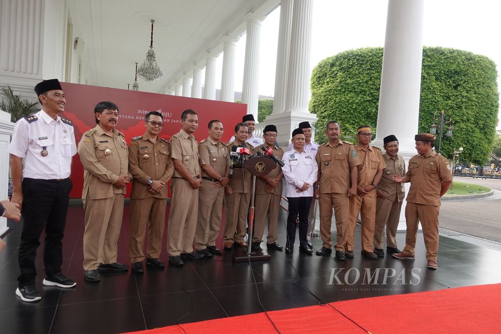 Perwakilan kepala desa berfoto bersama di Kompleks Istana Kepresidenan seusai bertemu Presiden Joko WIdodo di Istana Merdeka, Jakarta, Selasa (7/11/2023).
