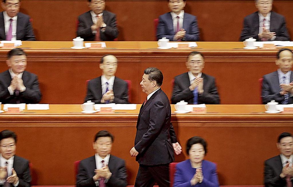 Anggota delegasi  bertepuk tangan saat Pesiden China Xi Jinping (tengah) berjalan menuju podium untuk menyampaikan sambutan pada upacara peringatan 90 tahun berdirinya Tentara Pembebasan Rakyat (PLA) di Balai Agung Rakyat di Beijing, China, Selasa (1/8). 