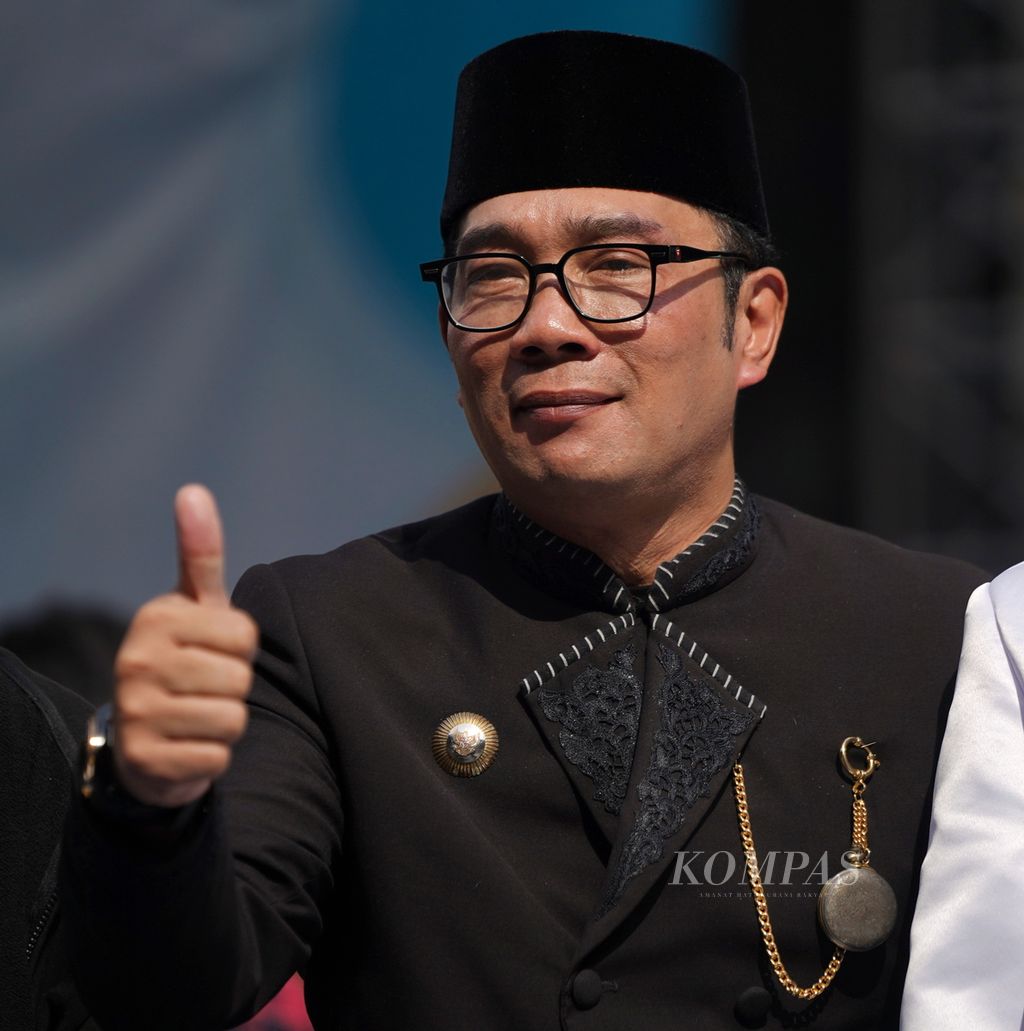 Gubernur Jawa Barat Ridwan Kamil menjadi saksi dalam nikah massal di Stadion Patriot Candrabhaga, Kota Bekasi, Minggu (14/5/2023).
