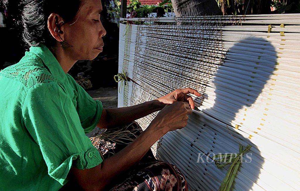 Penenun  sedang menenun di Desa Sikka, Kabupaten Sikka, Nusa Tenggara Timur,   Rabu (9/8). Para perempuan Flores, terutama Sikka, wajib bisa menenun ketika memasuki usia dewasa. Menenun merupakan lambang kemandirian perempuan Flores. 