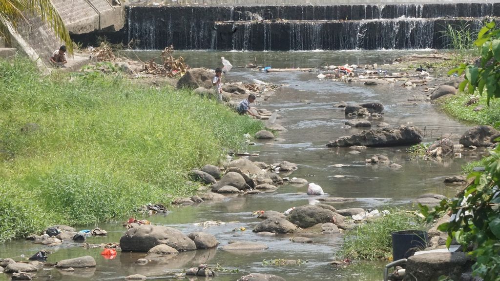 Kondisi sungai yang kotor di Kelurahan Gedung Pakuan, Kecamatan Teluk Betung Selatan, Kota Bandar Lampung, Jumat (23/8/2019).