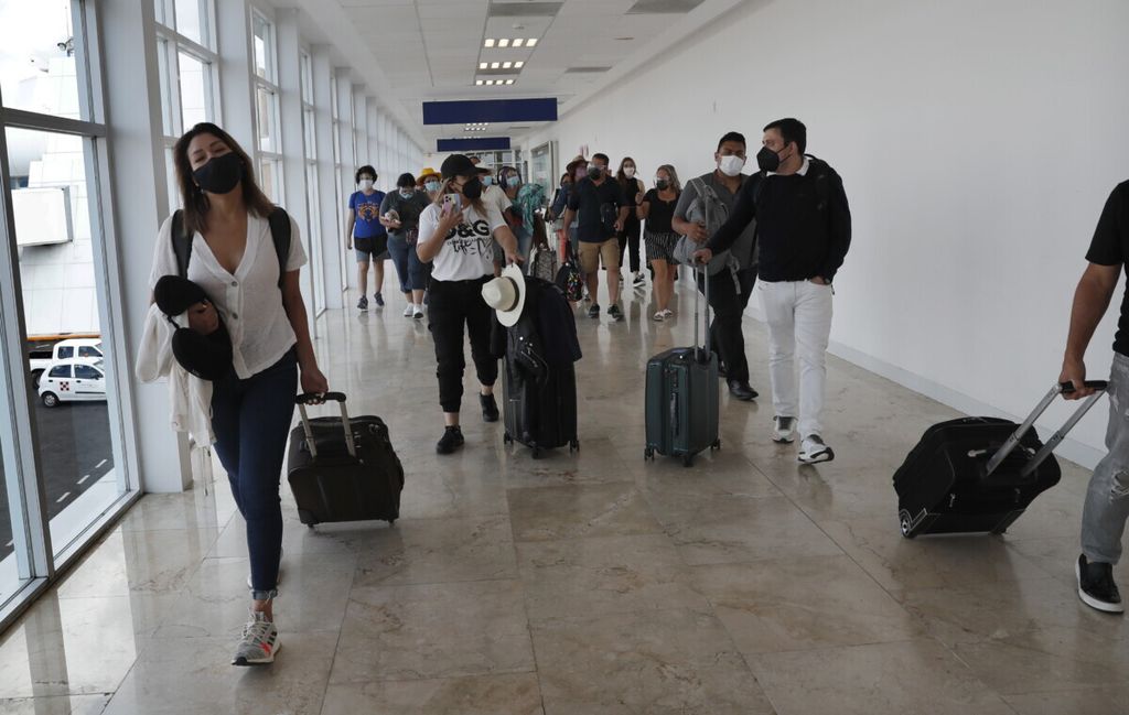 Turis tiba di Bandara Internasional Cancun sebelum kedatangan Badai Grace, di Cancun, Negara Bagian Quintana Roo, Meksiko, 18 Agustus 2021. 