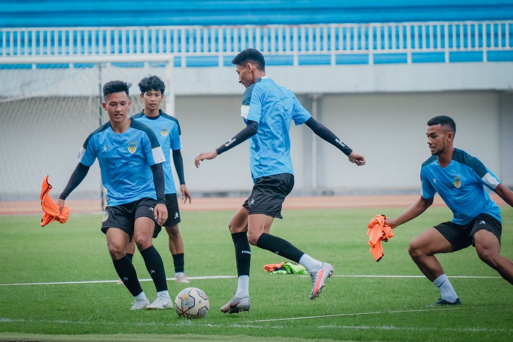 Suasana latihan perdana PSIM Yogyakarta jelang musim baru Liga 2 Indonesia di Stadion Mandala Krida, pada Sabtu (1/7/2023). Di latihan itu, pelatih Kas Hartadi memberikan kesempatan 5 pemain muda lokal untuk uji coba.