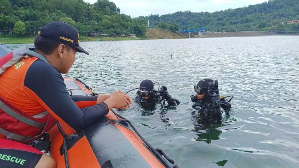 Tim Basarnas Cilacap dan tim SAR gabungan menyelam untuk mencari korban tenggelam di Waduk Sempor, Kebumen, Jawa Tengah, Minggu (12/2/2023). 