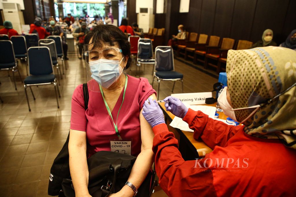 Warga lanjut usia menerima suntikan vaksin Covid-19 dosis ketiga di GPIB Paulus, Menteng, Jakarta Pusat, Rabu (19/1/2022). Antusias masyarakat cukup tinggi untuk mendapatkan vaksin Covid-19 penguat di berbagai tempat sentra vaksin di tengah meningkatnya kasus penyebaran Covid-19, khususnya varian Omicron.