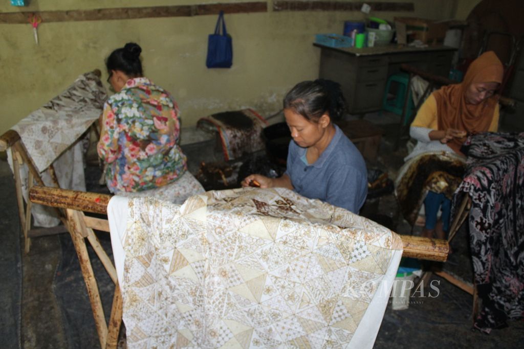 Artisans are batik-making at EB Batik Traditional Cirebon in Panembahan Village, Plered District, Cirebon Regency, West Java, on Saturday (30/3/2024). Operating since 1978, EB Batik Traditional sells various hand-drawn batik with diverse motifs.