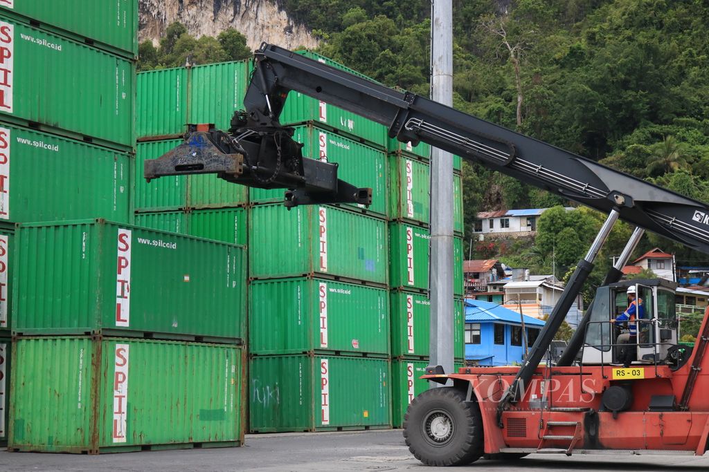Ilustrasi. Seorang petugas akan mengangkat kontainer milik perusahaan jasa pengangkutan barang PT Salam Pacific Indonesia Lines (SPIL) di Terminal Petikemas Jayapura, Papua, Rabu (4/10/2023). SPIL memiliki pangsa pasar terbesar, hingga 60 persen, di Jayapura.