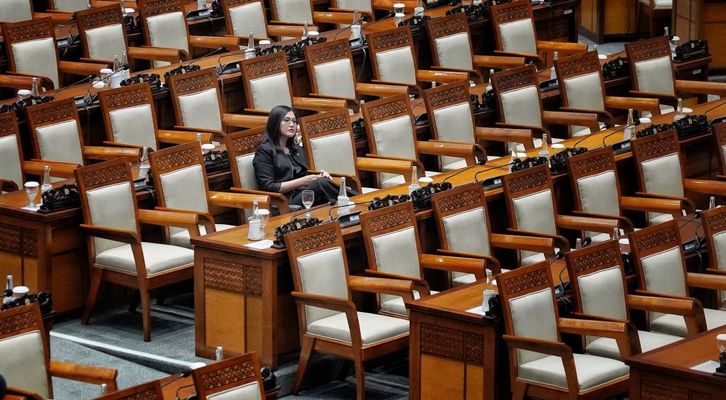 Seorang anggota parlemen yang duduk di antara kursi yang telah kosong saat Rapat Paripurna VII DPR di Ruang Sidang Paripurna DPR RI, Jakarta, hampir usai, Selasa (3/10/2023).