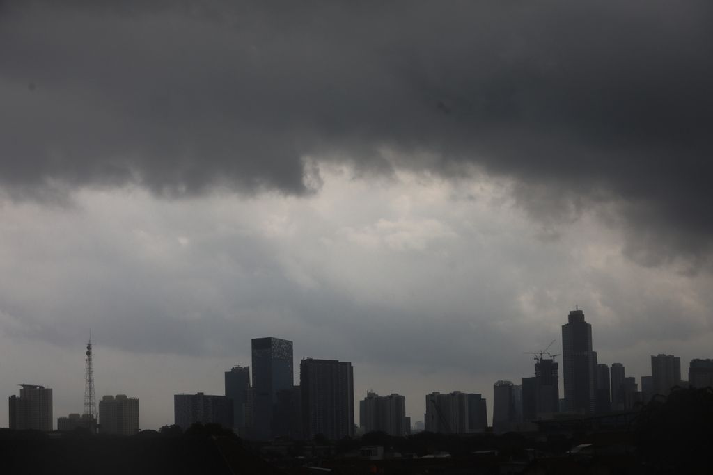 Awan tebal menutupi kawasan Jakarta Pusat, Kamis (9/1/2020). 