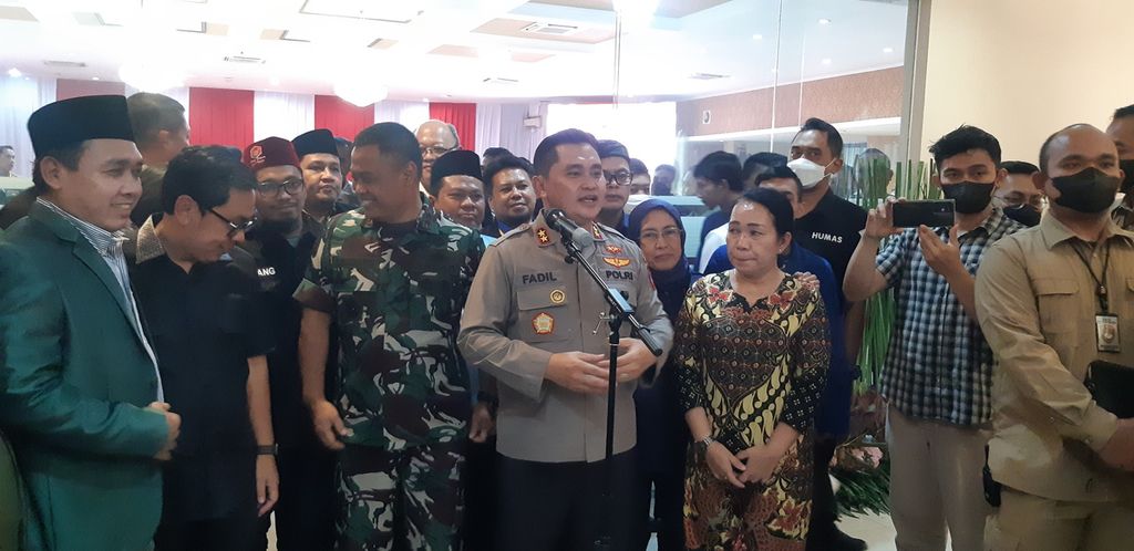 Kapolda Metro Jaya Inspektur Jenderal Fadil Imran (tengah) berbicara kepada wartawan seusai acara silaturahmi dengan Kodam Jaya dan perwakilan masyarakat di Balai Polda Metro Jaya, Jakarta, Kamis (22/9/2022).