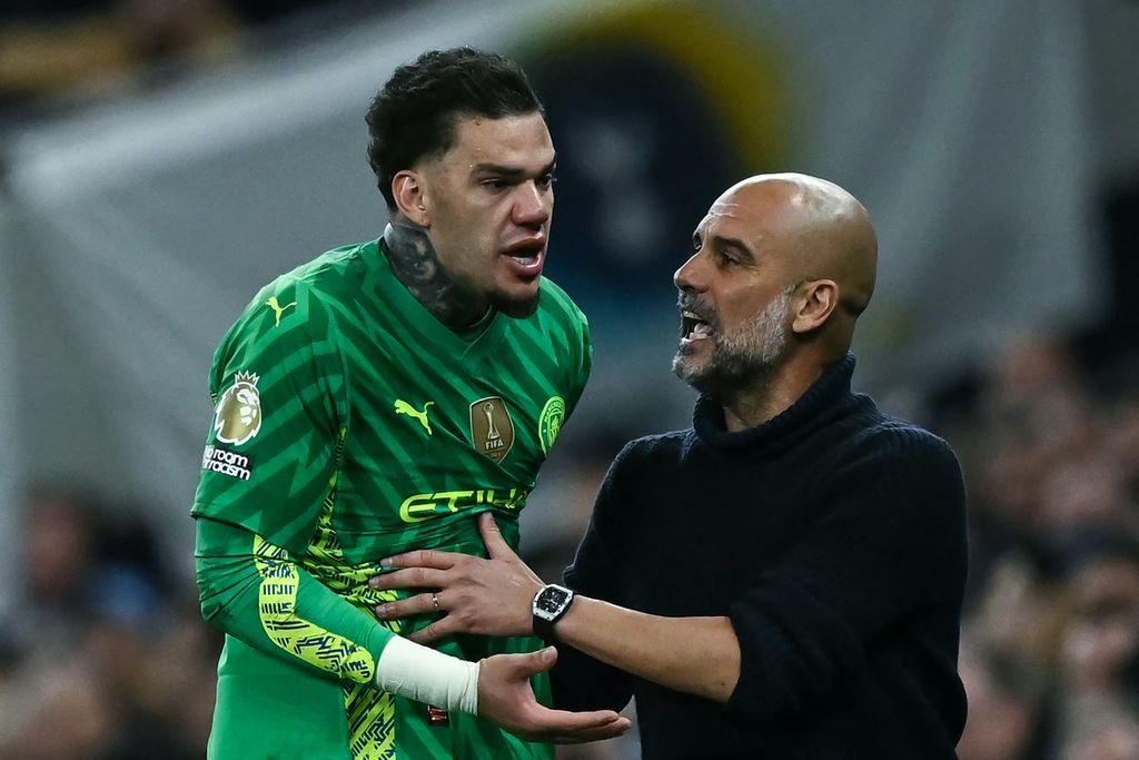 Ekspresi kiper Manchester City Ederson (kiri) yang kecewa ditarik keluar manajer Pep Guardiola saat laga Liga Inggris lawan Tottenham Hotspur di London, Rabu (15/5/2024) dini hari WIB. 