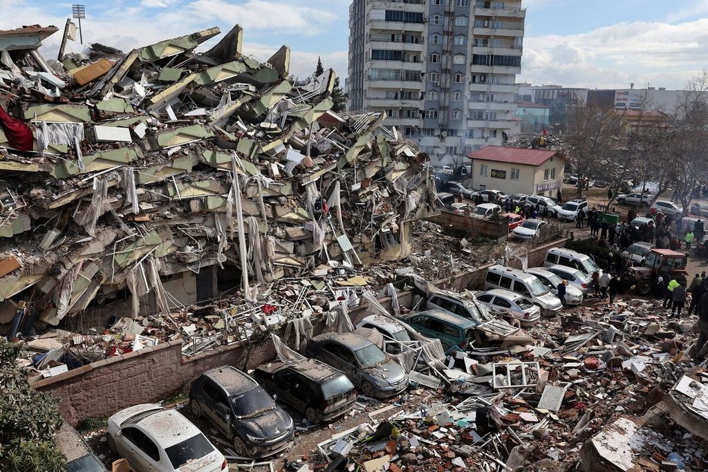 Tim penyelamat mencari korban-korban selamat di bawah puing-puing bangunan yang roboh akibat gempa di  Kahramanmaras, Turki, 7 Februari 2023.  