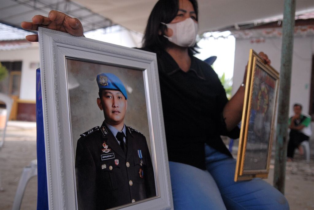 Keluarga memegang foto Brigadir Nofriansyah, Selasa (12/7/2022), di rumah duka di Muaro Jambi. Nofriansyah tewas di rumah Kepala Divisi Profesi dan Pengamanan Mabes Polri Inspektur Jenderal Ferdy Sambo di Jakarta, Jumat lalu. Keluarga mendesak pengusutan serius di balik peristiwa itu.