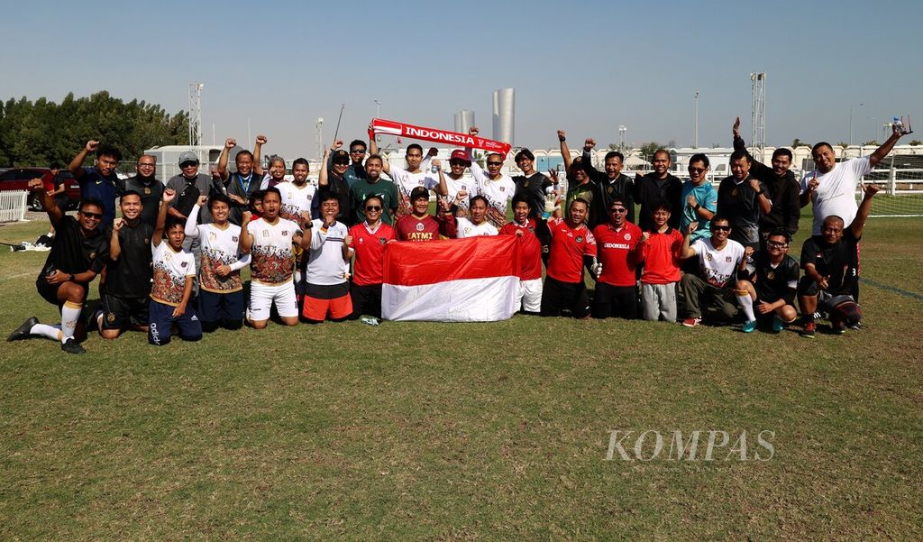 Komunitas diaspora Indonesia berfoto bersama seusai bermain sepak bola di lapangan Doha Sports Club di Al Egla, Lusail, Minggu (20/1/2024). 