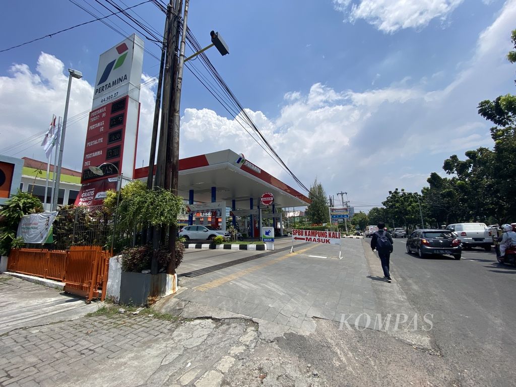 Antrean pembeli bahan bakar di stasiun pengisian bahan bakar umum Kampung Kali, Karang Kidul, Kecamatan Semarang Tengah, Kota Semarang, Jateng, Selasa (5/4/2022). Mayoritas pembeli memilih pertalite yang harganya Rp 7.650 per liter daripada pertamax yang harganya Rp 12.500 per liter. 