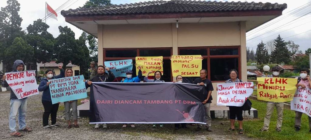 Warga berunjuk rasa menolak pertambangan seng dan timah hitam PT Dairi Prima Mineral di Kabupaten Dairi, Sumatera Utara, Rabu (23/11/2022). Warga khawatir pertambangan bisa merusak pertanian yang selama ini menjadi sumber penghidupan warga. 