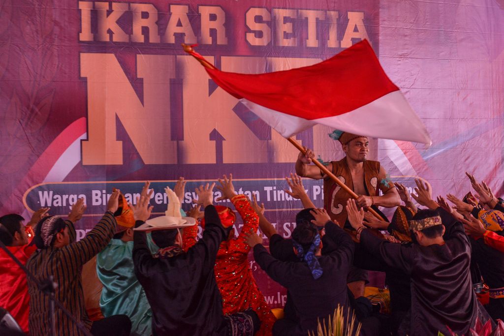 Para tahanan kasus terorisme melakukan teatrikal setelah pembacaan ikrar setia kepada Negara Kesatuan Republik Indonesia (NKRI) di Lapas Narkotika Kelas IIA Gunung Sindur, Kabupaten Bogor, Kamis (1/6/2023). 