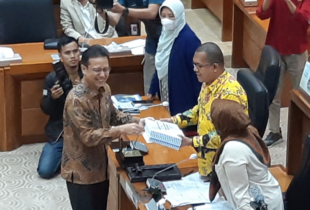 Menteri Kesehatan Budi Gunadi Sadikin (kiri) menyerahkan daftar inventarisasi masalah RUU Kesehatan kepada DPR yang diterima oleh Wakil Ketua Komisi IX DPR Emanuel Melkiades Laka Lena dalam Rapat Kerja Komisi IX DPR di Jakarta, Rabu (5/4/2023).