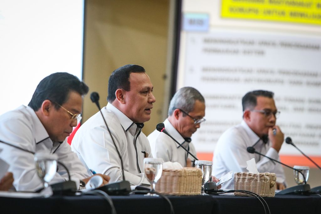 Ketua KPK Firli Bahuri (kedua dari kiri) berbicara dalam konferensi pers didampingi Wakil Ketua KPK Johanis Tanak (kiri), Alexander Marwata (kedua dari kanan), dan Nurul Ghufron (tidak tampak) serta Kepala Bagian Pemberitaan KPK Ali Fikri (kanan) di Gedung KPK, Jakarta, Senin (14/8/2023). 