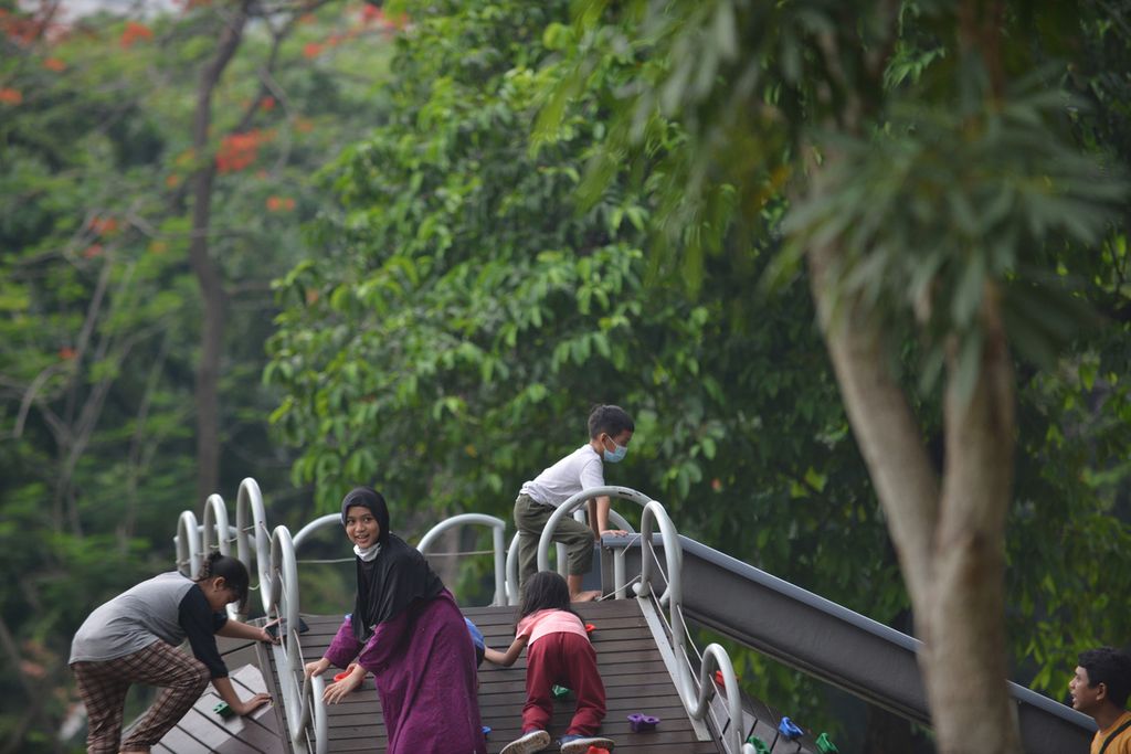 Anak bermain perosotan di Kawasan Tebet Eco Park, Jakarta, Minggu (9/10/2022). Anak-anak juga bisa mengalami masalah kesehatan jiwa. Hal ini penting dideteksi dini oleh orangtua atau keluarga serta sekolah.