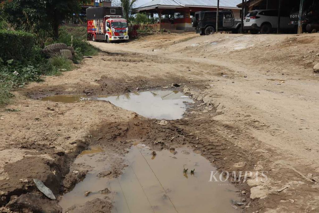 Sudut jalan yang belum diperbaiki di Liang Melas Datas, Kabupaten Karo, Sumut, Rabu (2/2/2022).