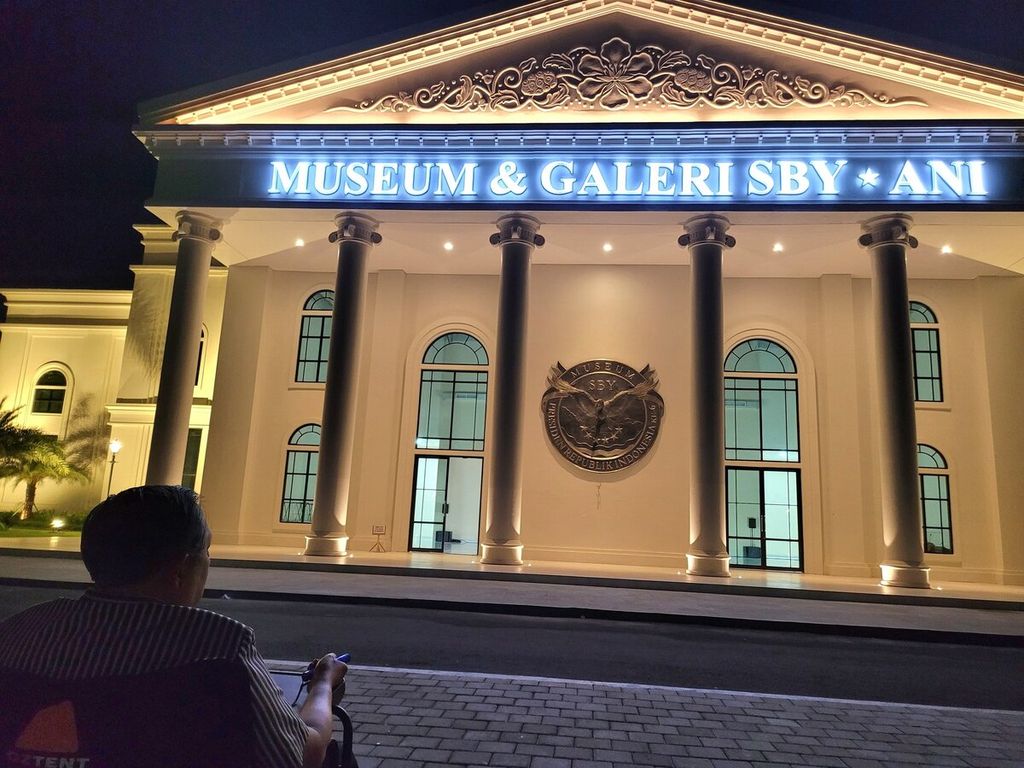 Presiden ke-6 RI Susilo Bambang Yudhoyono saat meninjau perkembangan pembangunan Museum SBY-Ani di Pacitan, Jawa Timur, Jumat (13/5/2022). 