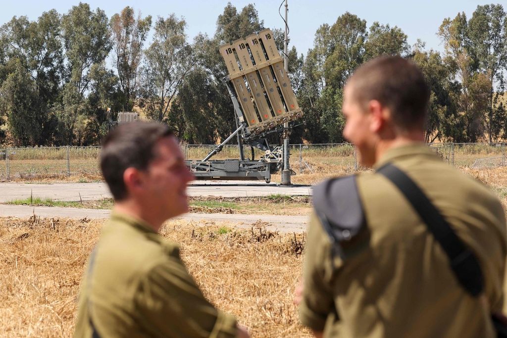 Artileri pertahanan udara Israel, Iron Dome, dekat Gaza Utara pada April 2024.