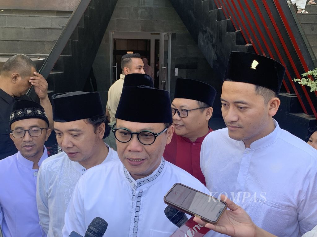 Ketua DPP PDI-P Ahmad Basarah ditemui wartawan seusai shalat Idul Fitri di Masjid At-Taufiq, Lenteng Agung, Jakarta, Rabu (10/4/2024).