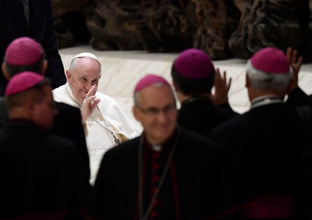 Paus Fransiskus melambaikan tangan kepada para uskup saat audiensi di Aula Paulus VI di Vatikan, 26 Agustus 2022. 