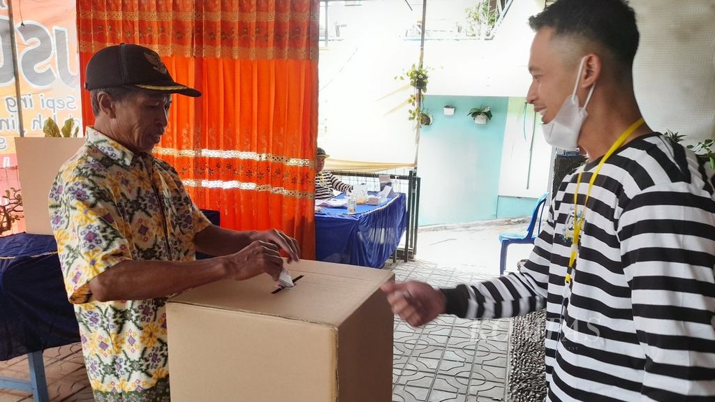 Ilustrasi. Seorang warga Desa Pandanrejo, Kecamatan Bumiaji, Kota Batu, Jawa Timur, tengah memasukkan kertas suara yang baru saja dia coblos ke dalam kotak pada pemilihan kepala desa serentak yang berlangsung, Minggu (28/8/2022).