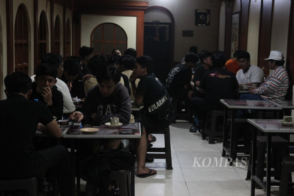 Suasana <i>ngopi</i> di salah satu warung kopi di Kota Pontianak, Kalimantan Barat, JUmat (16/6/2023).