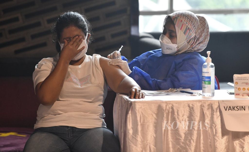 Salah seorang warga menerima suntikan dosis pertama vaksin Covid-19 di Mal Cilandak Town Square, Jakarta, Rabu (23/6/2021). Vaksinasi massal tersebut diberikan untuk warga 18 tahun ke atas dengan sasaran 1.000 orang per hari. Namun, tingginya animo warga membuat layanan vaksinasi diberikan hingga 1.400 orang.