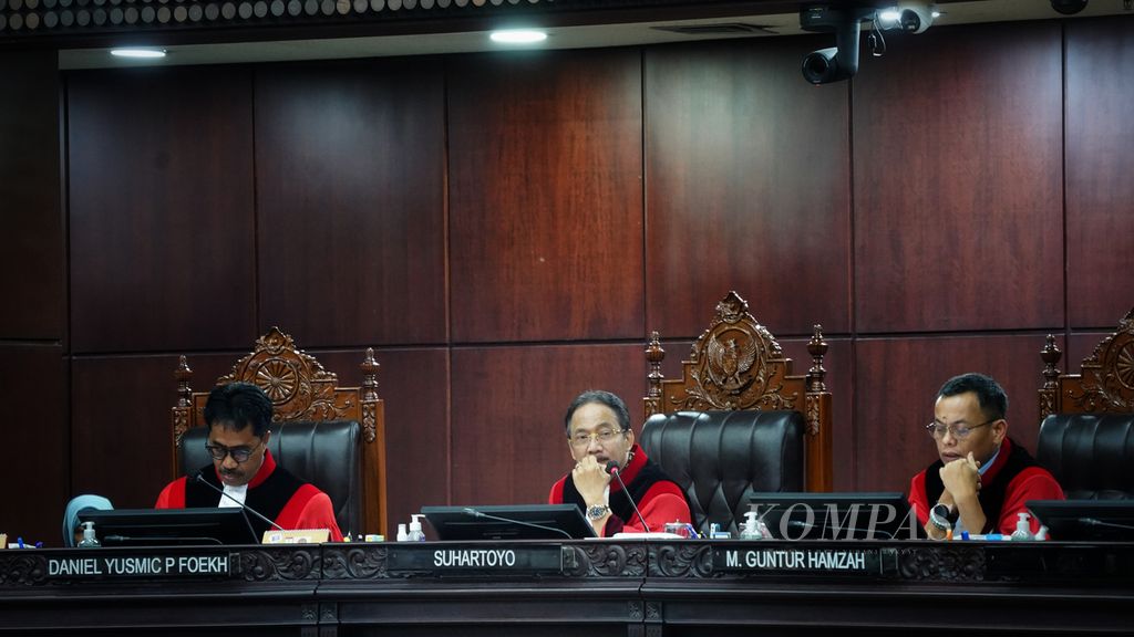 Ketua Mahkamah Konstitusi Suhartoyo (tengah) memimpin persidangan Perselisihan Hasil Pemilihan Umum (PHPU) Pemilihan Legislatif bersama hakim konstitusi Daniel Yusmic Pancastaki Foekh (kiri) dan hakim konstitusi Muhammad Guntur Hamzah (kanan) di ruang sidang panel 1 Mahkamah Konstitusi, Jakarta, Senin (6/5/2024). 