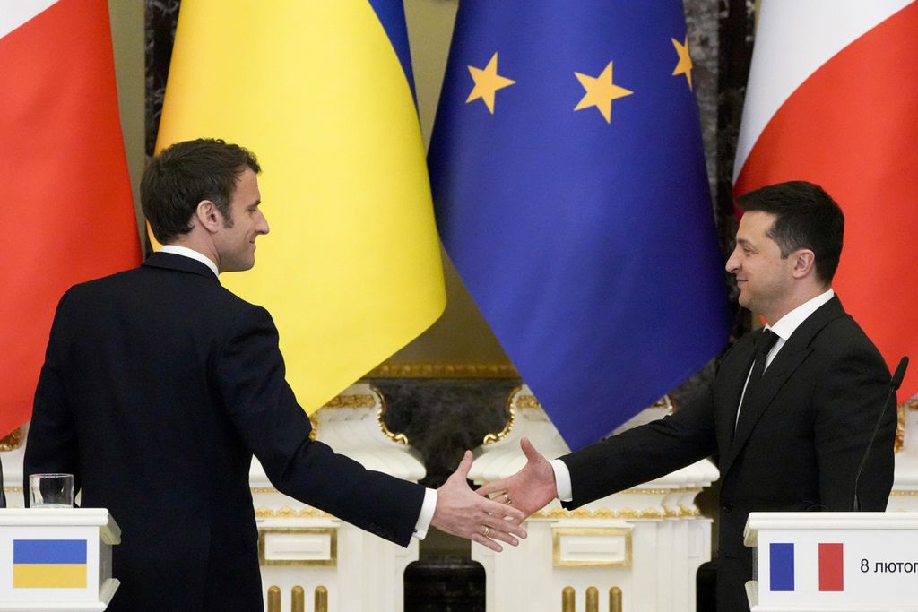 Presiden Perancis Emmanuel Macron (kiri) bertemu dengan Presiden Ukraina Volodymyr Zelenskyy di Kyiv, Ukraina, pada Selasa (8/2/2022). Dua pekan setelah acara tersebut, pada 24 Februari 2022, Rusia menginvasi Ukraina.