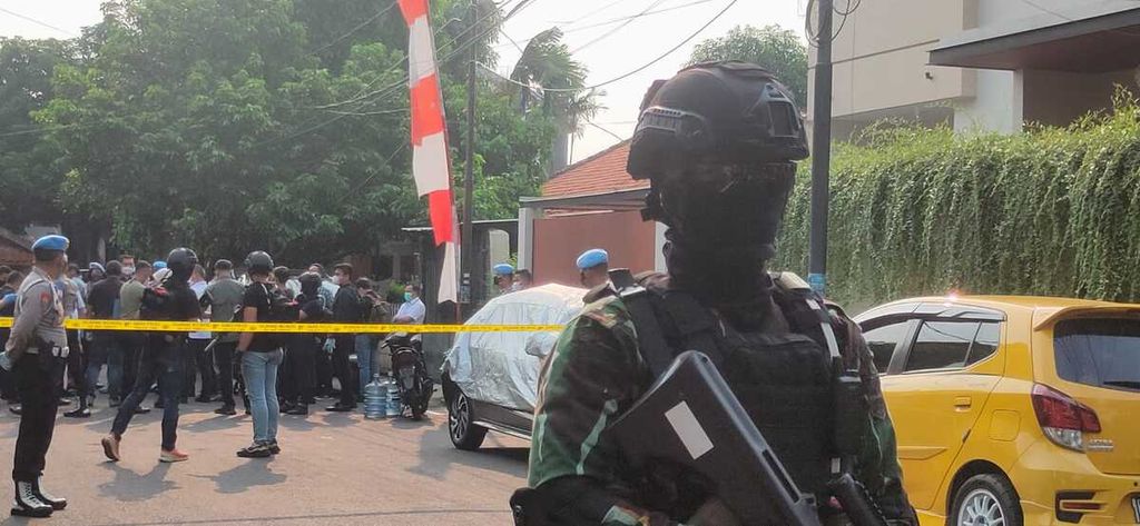 Area rumah pribadi mantan Kepala Divisi Profesi dan Pengamanan Polri Inspektur Jenderal Ferdy Sambo di Jalan Saguling III Kompleks Pertambangan, Jakarta Selatan, dipasangi garis polisi pada Selasa (9/8/2022), sekitar pukul 15.30. Sejumlah personel Brimob berseragam lengkap dengan senjata laras panjang menjaga area tersebut.