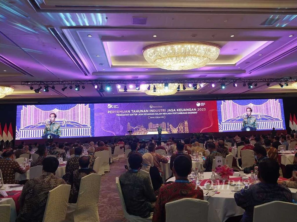 Presiden Joko Widodo saat memberikan sambutan pada Pertemuan Tahunan Industri Jasa Keuangan Tahun 2023 di Hotel Shangri-La, Jakarta, Senin (6/2/2023).