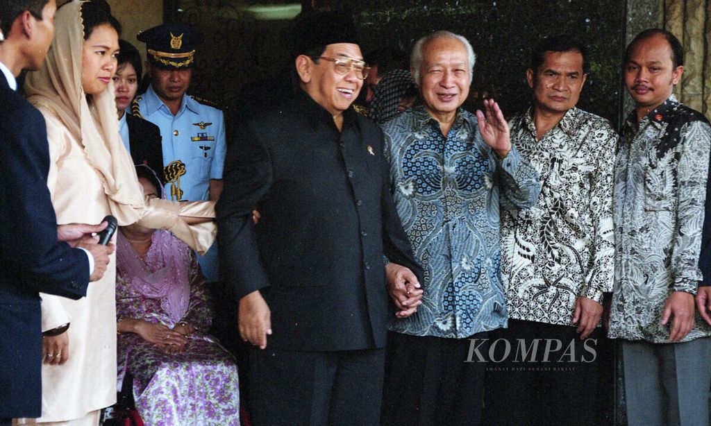 Presiden kedua RI, Soeharto, menyambut hangat kedatangan Presiden Abdurrahman Wahid yang berkunjung ke rumahnya di Jalan Cendana, Jakarta Pusat, Rabu (8/3/2000).K