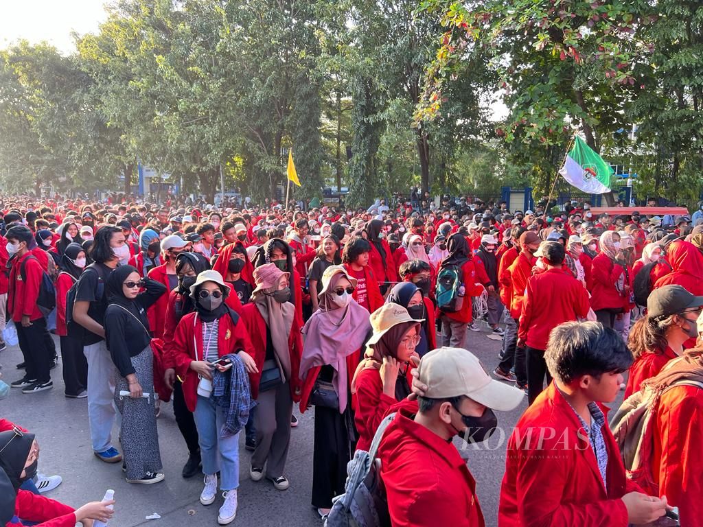 Ratusan mahasiswa Universitas Hasanuddin turun ke jalan dalam aksi unjuk rasa, Senin (11/4/2022).