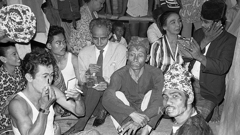 Suasana di belakang panggung, pada sebuah pementasan kesenian Betawi, Lenong di Jakarta, pada April 1973.