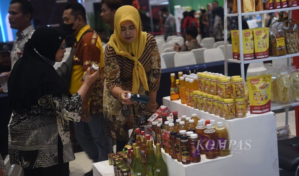 Pengunjung melihat stan produk minuman saat Koperasi dan Usaha Kecil Menengah (K-UKM) Expo ke 10 di Grand City, Surabaya, Jumat (11/8/2023). Kegiatan yang diikuti 105 stan tersebut bertujuan untuk mengangkat potensi produk koperasi dan UMKM di Jawa Timur.