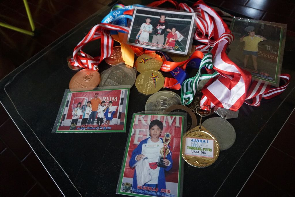 Koleksi medali dan foto-foto Aisyah Sativa Fatetani yang disimpan keluarganya di Purwokerto, Banyumas, Jawa Tengah, Selasa (11/5/2022).