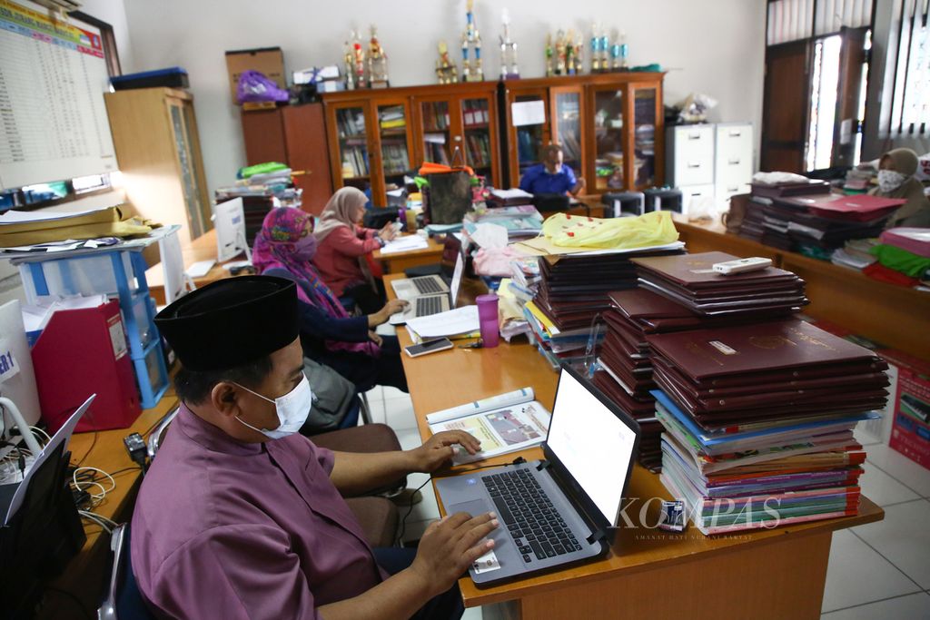 Syukron, an Islamic religion teacher for fifth and sixth graders, prepares daily assessment materials to be uploaded to the distance learning platform Google Form at SD Negeri Jurang Mangu Barat 01, South Tangerang, Banten, Friday (29/1/2021).