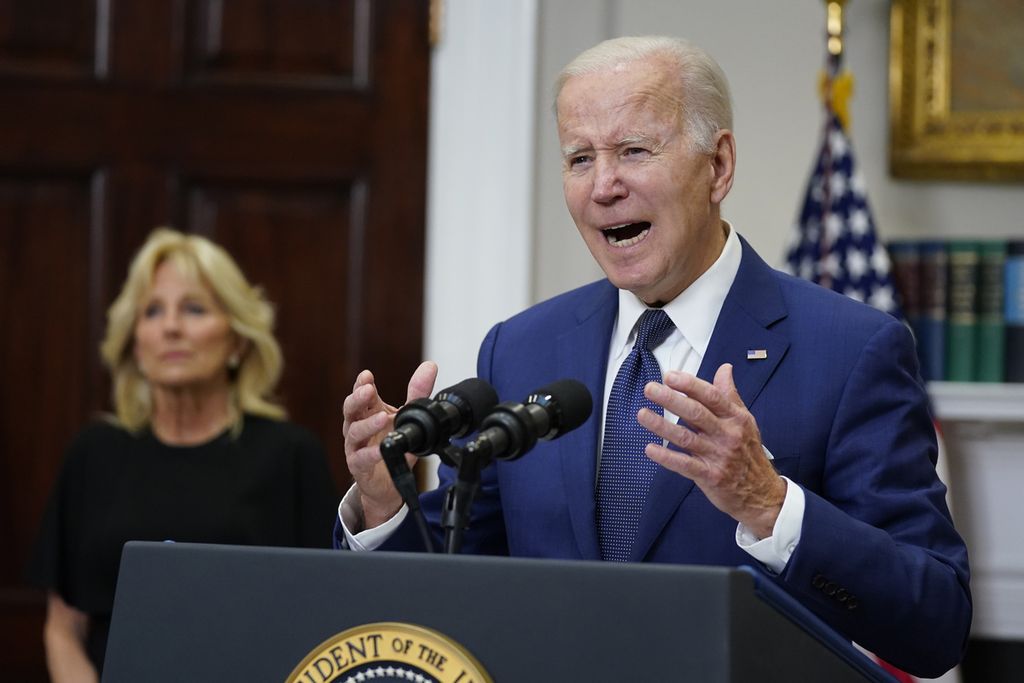 Presiden Amerika Serikat Joe Biden di Gedung Putih, Washington DC, Selasa (24/5/2022), memberikan pidato sebagai tanggapan atas tragedi penembakan massal di Sekolah Dasar Robb di Uvalde, Texas. Tampak di belakang Ibu Negara Jill Biden. 
