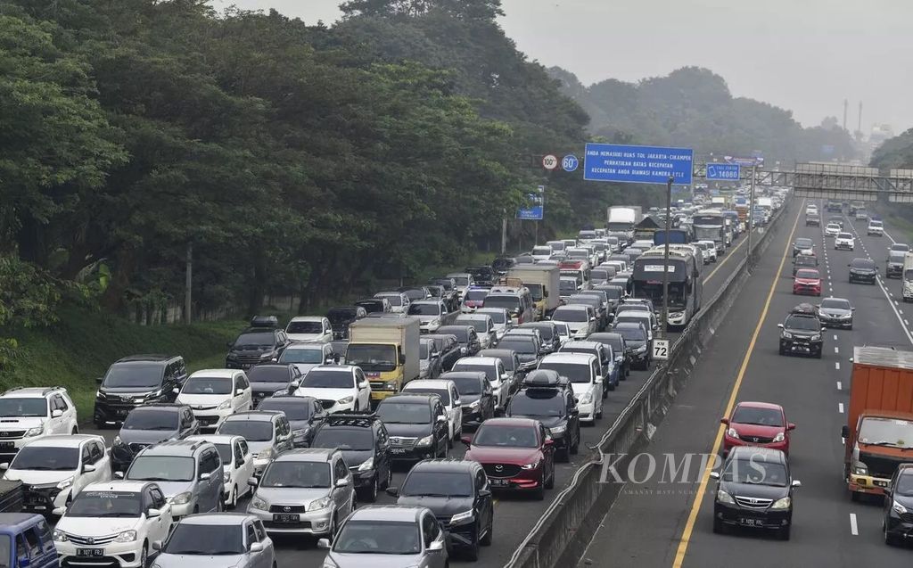 Kemacetan terjadi selepas Gerbang Tol Cikampek Utama, Purwakarta, Jumat (29/4/2022). Volume kendaraan dari Jakarta yang menuju ke arah timur terus meningkat pada H-3 Lebaran yang diprediksi akan menjadi puncak arus mudik.