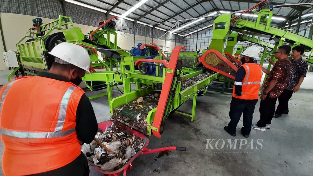 Aktivitas pengolahan sampah di Tempat Pengolahan Sampah Terpadu (TPST) Tamanmartani, Kecamatan Kalasan, Sleman, DI Yogyakarta, Kamis (21/12/2023).