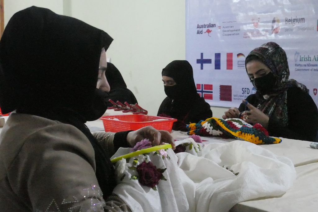 Perempuan Afghanistan merajut di salah satu lembaga pemberdayaan perempuan di Herat pada 22 Agustus 2022. 