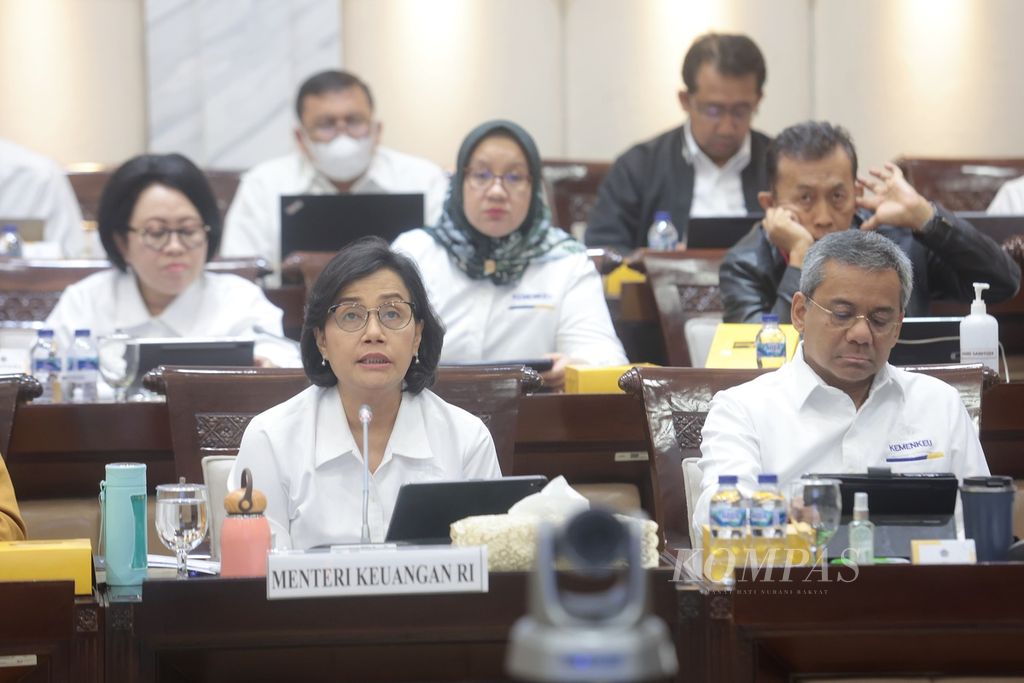 Menteri Keuangan Sri Mulyani mengikuti rapat kerja dengan Komisi XI DPR di Kompleks Parlemen, Senayan, Jakarta, Senin (4/9/2023). Rapat membahas rencana kerja dan anggaran Kemenkeu tahun 2024. 