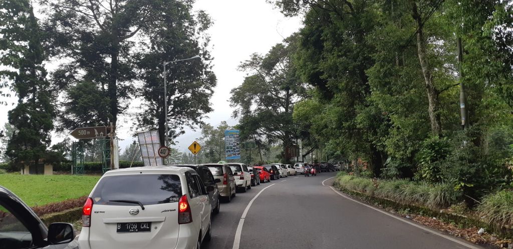 The atmosphere at km 40 Puncak Bogor area, Sunday (2/12/2018).