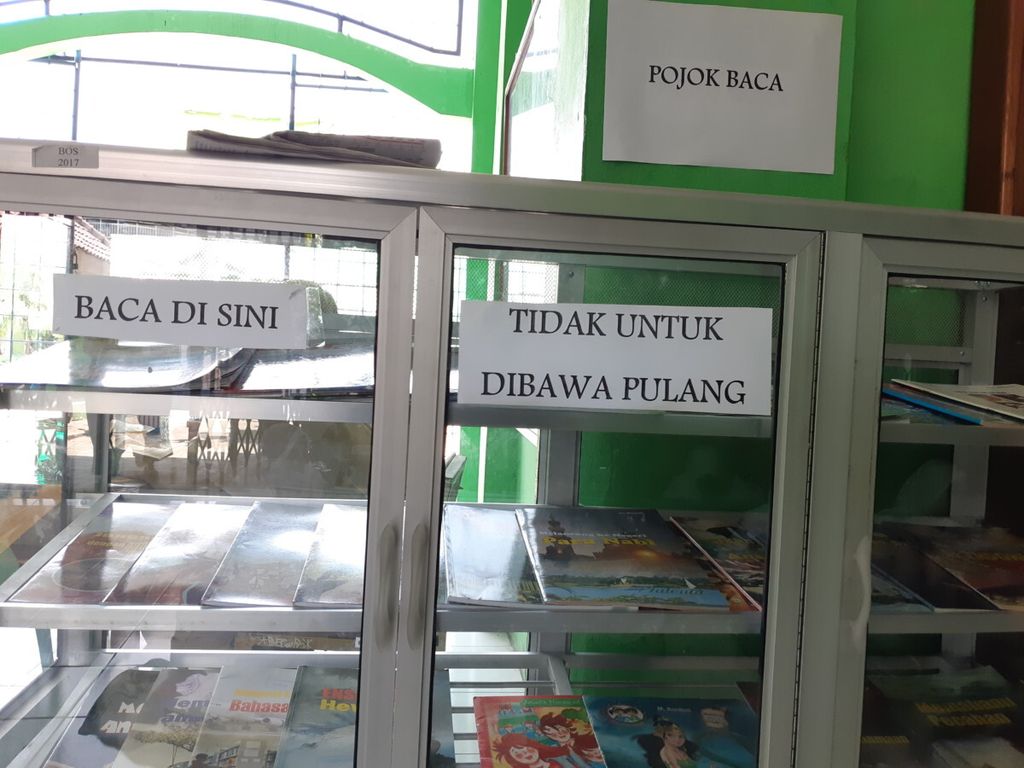 Etalase buku di SMA 13 Tangerang. Peningkatan literasi di sekolah salah satu program Kurikulum 2013. Literasi juga masuk dalam bagian penguatan pendidikan karakter.